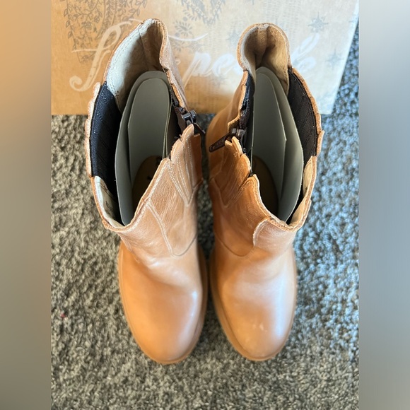 👢 FREE PEOPLE James Chelsea Boots Tan | Chic Leather Ankle Boots - Picture 10 of 13
